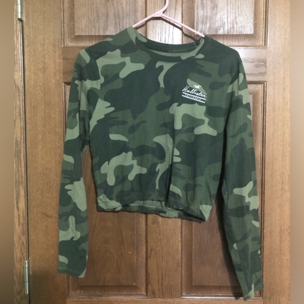 Hollister small crew neck long sleeve camo crop top